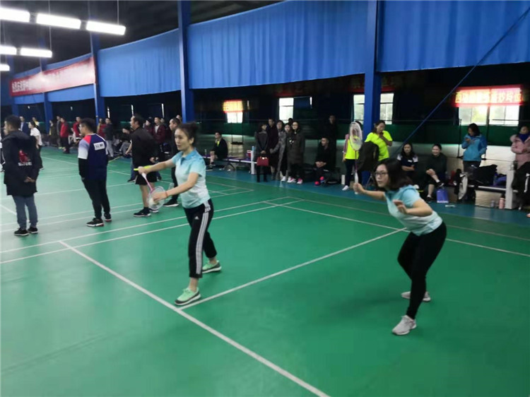 東辰集團(tuán)2019年員工羽毛球比賽隊(duì)員們奮力拼搏